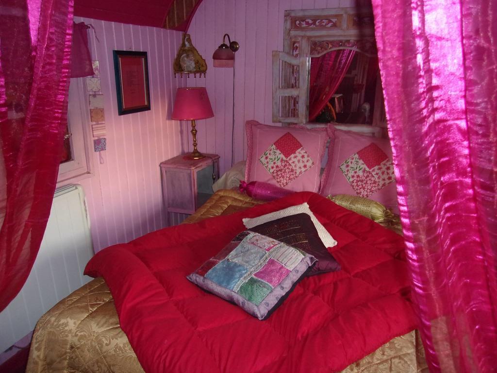 La Roulotte De Lola - Chambre D'Hotes La Celle  Exterior photo