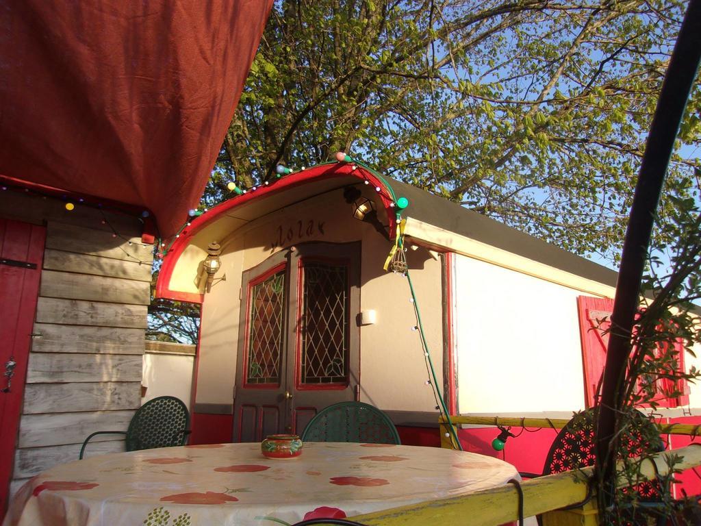 La Roulotte De Lola - Chambre D'Hotes La Celle  Exterior photo